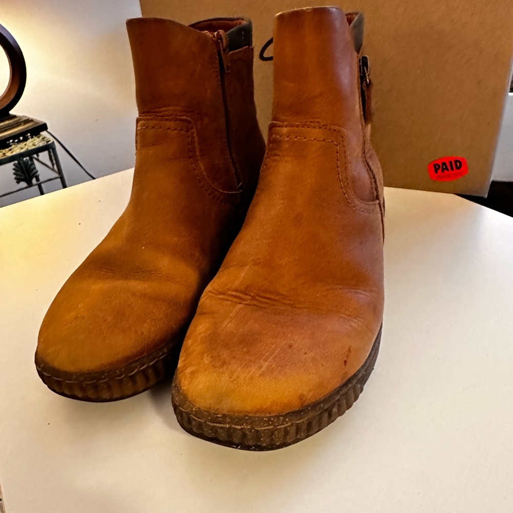 Clarks | Women’s Tan Leather Chukka Boots with Side Zip